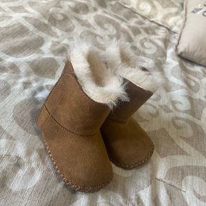 Uggs baby boot size 2/3